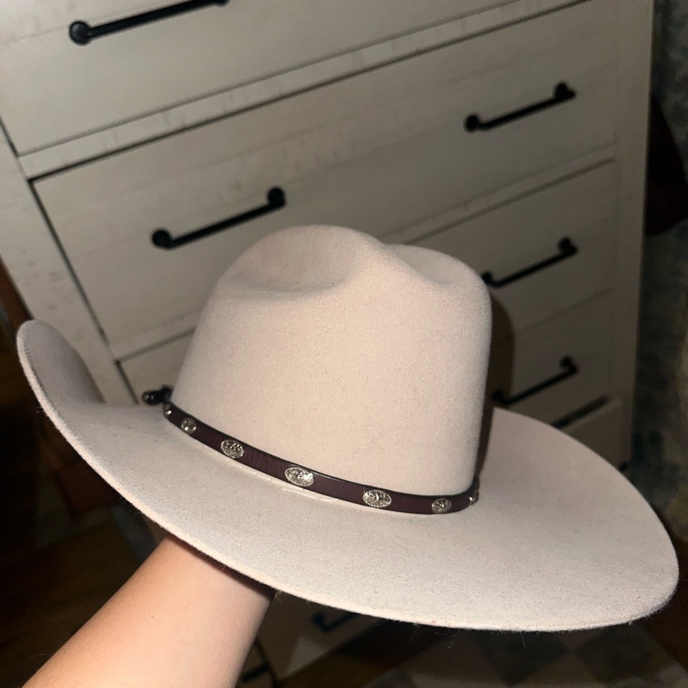Elegant Cream Cowboy Hat with Leather Band - Picture 4 of 7